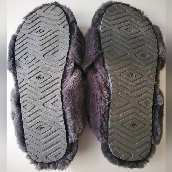 Womens Toms Susie Slide On Criss Cross Slippers Size 6 Grey Fuzzy Warm - Picture 7 of 7